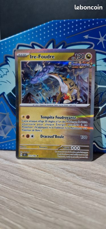 Coffret Myboost Pokémon – Ire-Foudre 111/142 – 10 Cartes Françaises – Temps Passé – Holo Ou Reverse Aléatoire – Série Couronne Stellaire