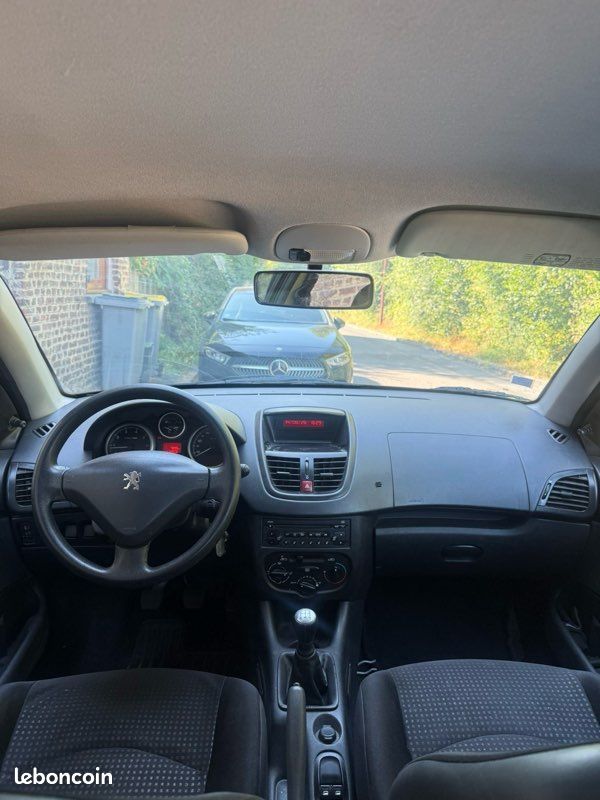 Peugeot 206 1.1 Essence année 2011 (image 2)