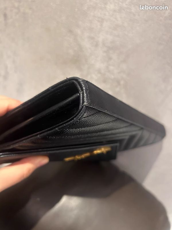 Sac enveloppe en cuir noir Yves Saint Laurent MONOGRAM (image 3)