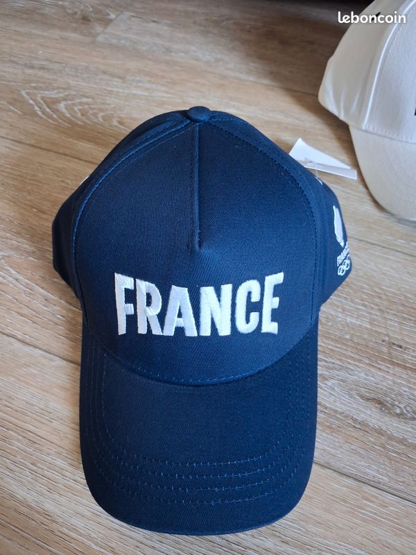 Levi's - Casquette rayée avec étiquette à logo - Bleu marine | ASOS