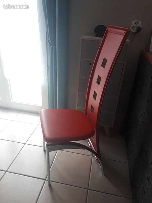 Chaise contemporaine rouge (image 3)