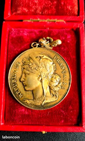 MÉDAILLE EN BRONZE + boite -Compagnie Générale Transatlantique « Île de