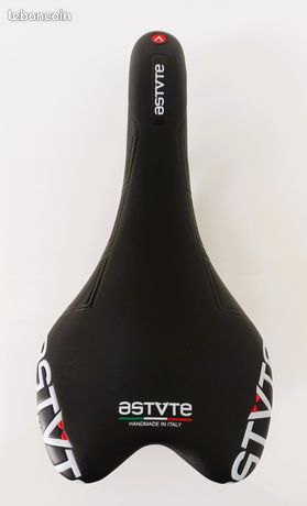 Selle Vélo Astute Skylite SR Noir-rouge 135mm - Rails Carbone - Neuve Italie