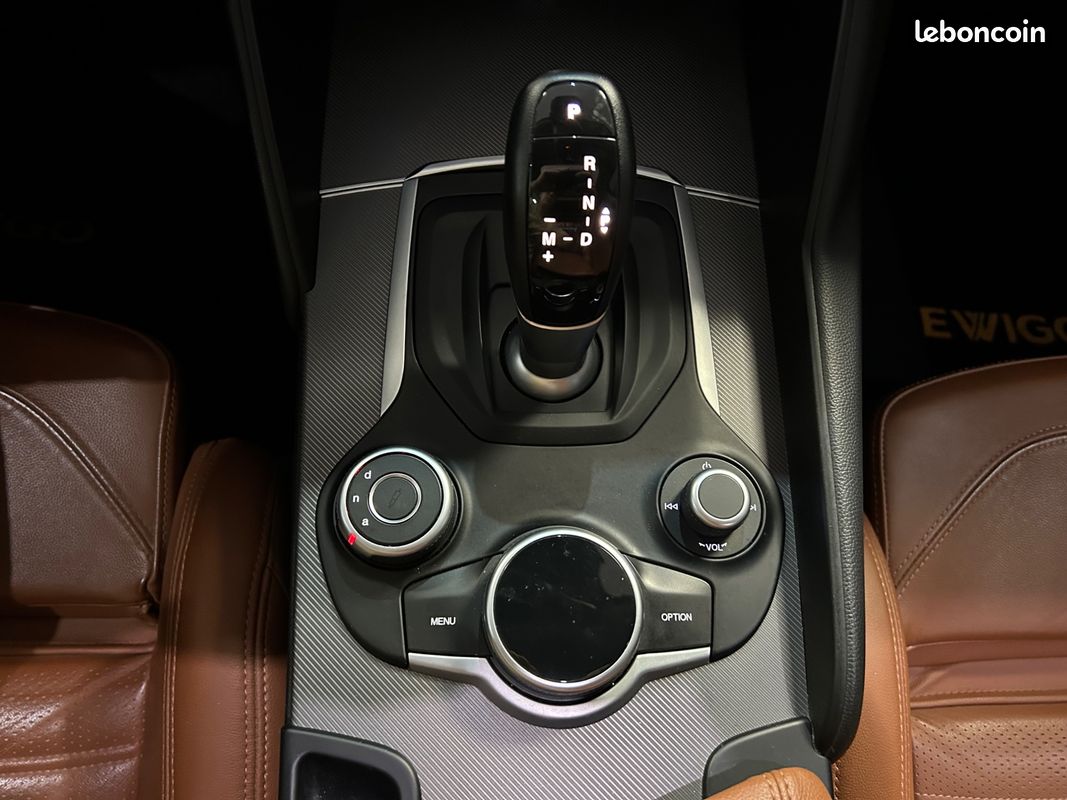 ALFA ROMEO GIULIA 2.2 210ch Q4 BVA – TOIT OUVRANT + ENTRETIEN COMPLET CONSTRUCTEUR (image 22)