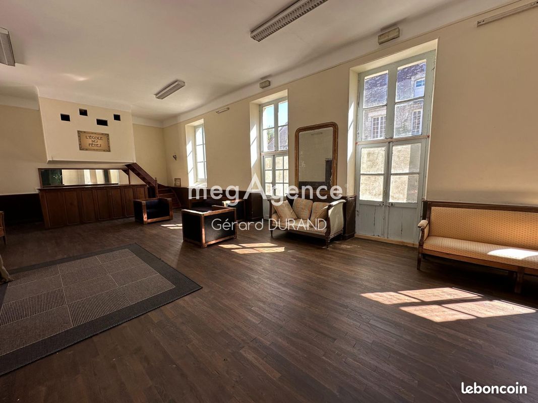 Immeuble 130 m² · à Angles-sur-l'Anglin · 130 m² · 77 000 €