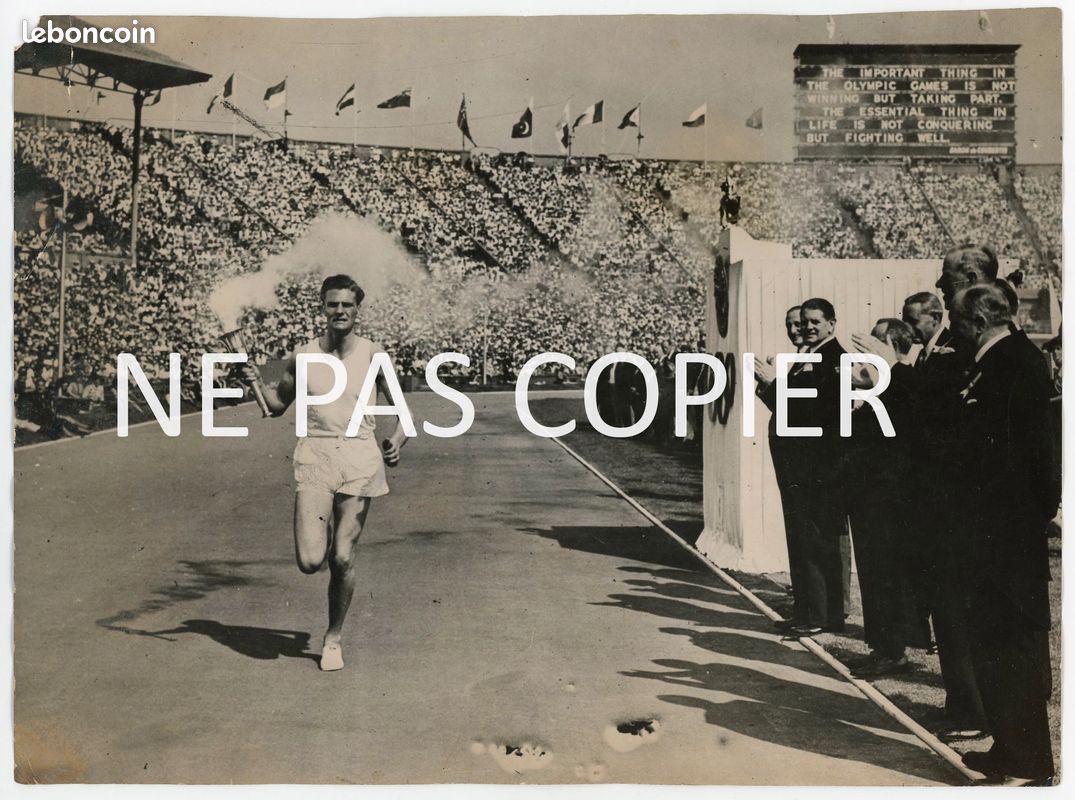Photo de presse Keystone Jeux Olympiques Londres 1948 cérémonie d'ouverture John MARK portant la flamme olympique (image 1)