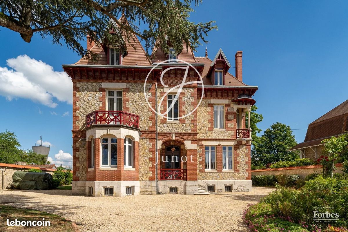 Maison 10 pièces 394 m² · à Sancoins · 394 m² · 650 000 €