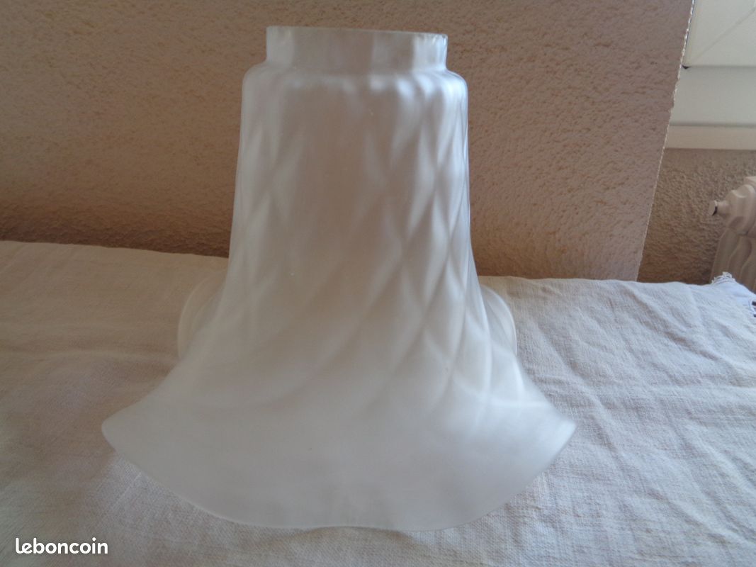 Grande tulipe de lampe en verre dépoli, décor quadrillé (image 3)