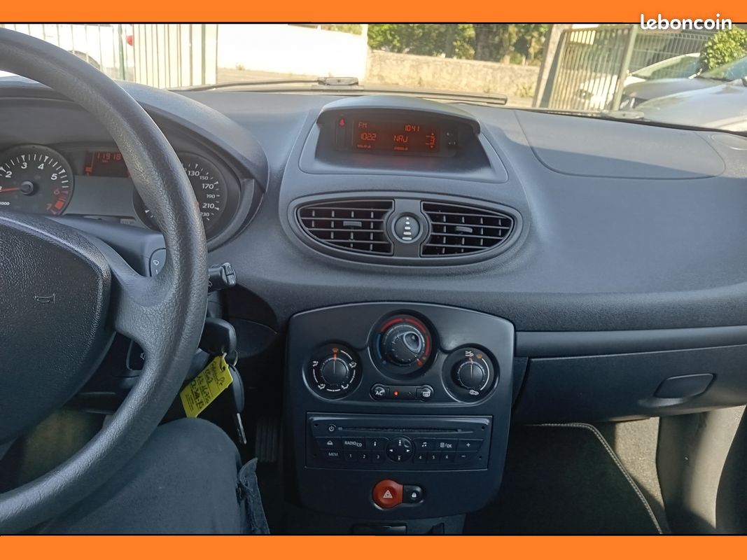 Renault Clio 3 restylée Collection 1.2i 16v 75cv Zen 1ère Main 119 000 kms (image 9)