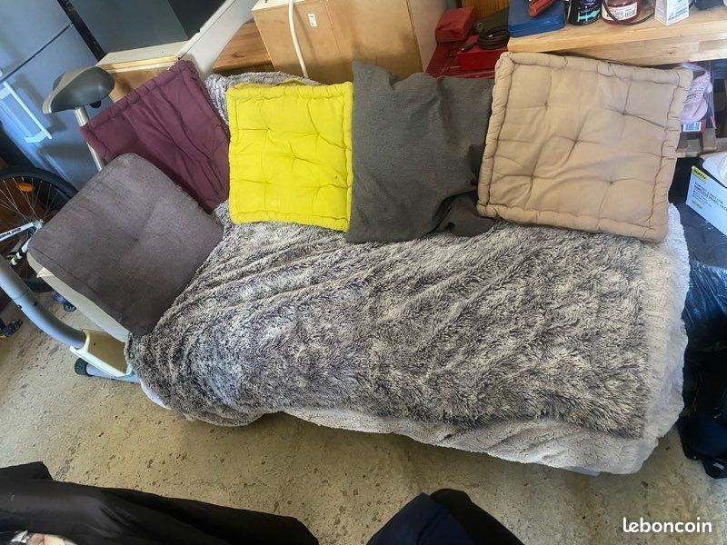 Je vends un divan plus rangement de vêtement au prix de 40 (image 1)