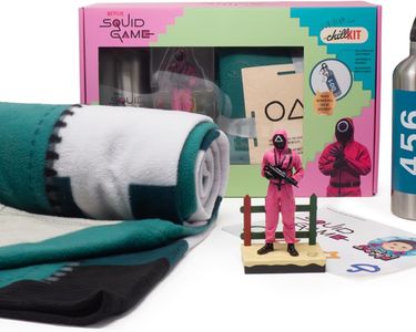 Coffret Netflix Squid Game Officiel - Plaid, Gourde, Figurine Garde, Stickers