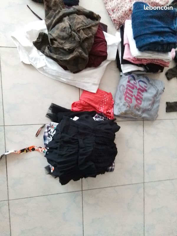 Lot d'habits de 26 pieces Taille S (image 6)
