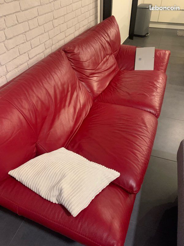 Canapé design rouge cuir vintage (image 1)
