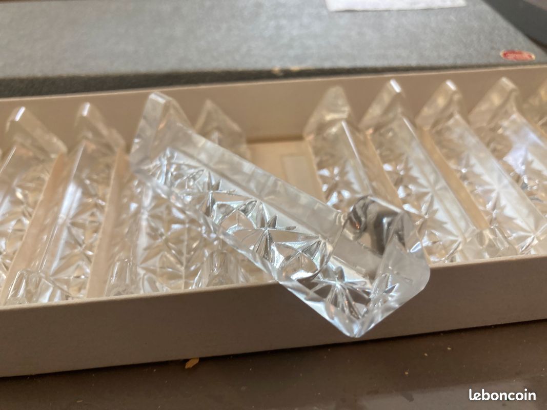 Coffret de 12 porte-couteaux en cristal ciselés (image 3)