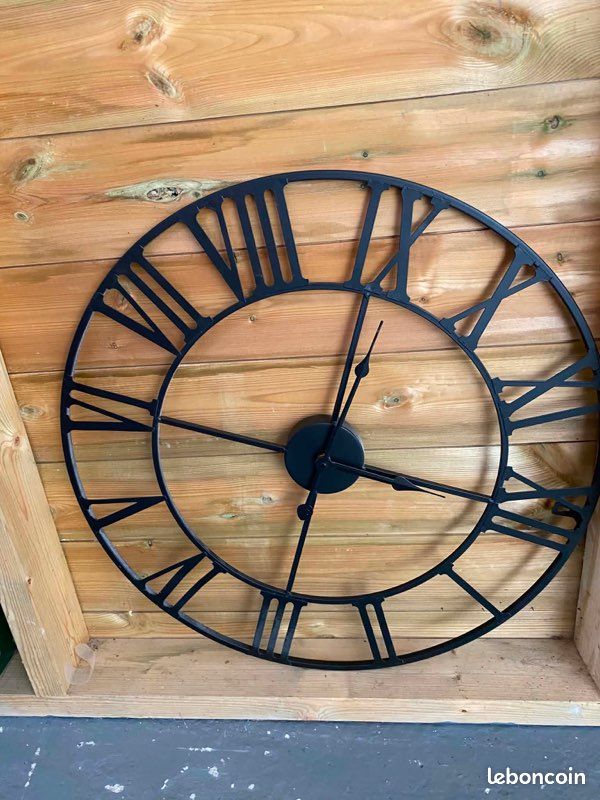 Grande horloge noir chiffres romains métal léger style industriel (image 1)