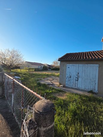 Garage 18m2+terrain 750m2+puits+electricite+petite piece