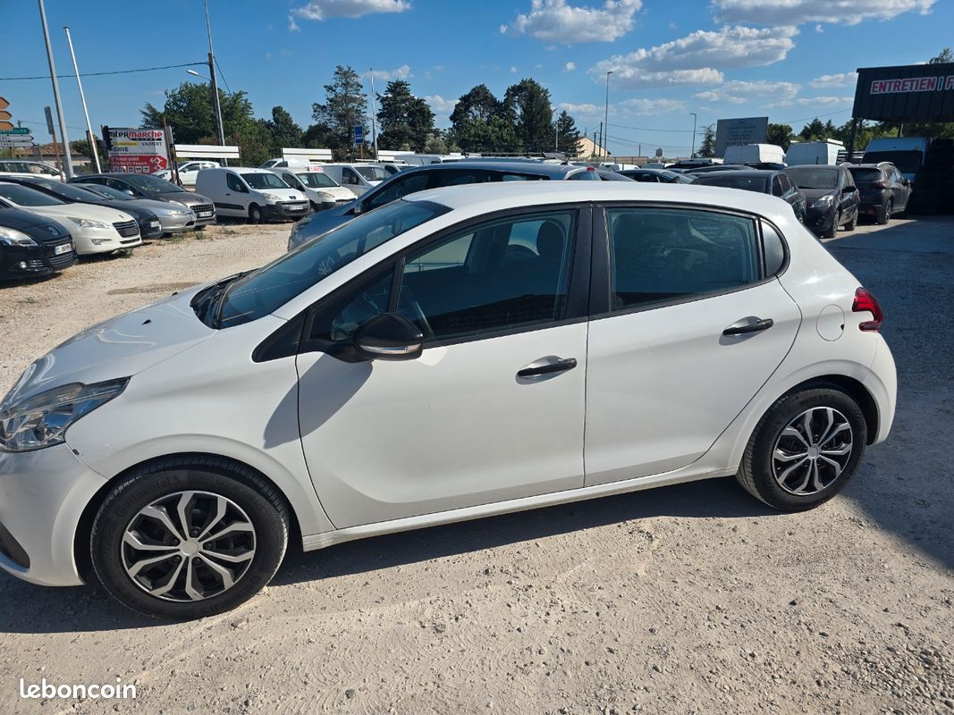 Peugeot 208 1.6 ehdi pack clim (image 2)