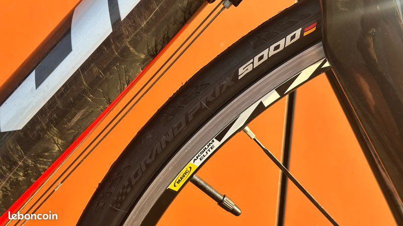 Équipements + Fuji Altamira 2.7 Carbone / Shimano 105 / Mavic / Grand Prix 5000 (image 14)