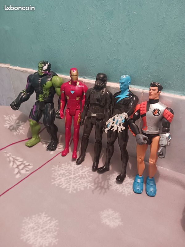 Lot 5 figurines (image 1)