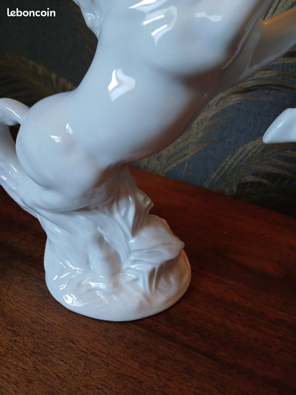 Statuette en porcelaine blanche en forme de cheval (image 3)