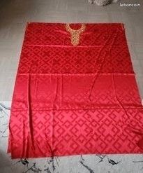 Coupon de Tissu Africain (Bazin Satiné) – Rouge Vif Brodé Col Perles (Or & Bordeaux) (image 2)