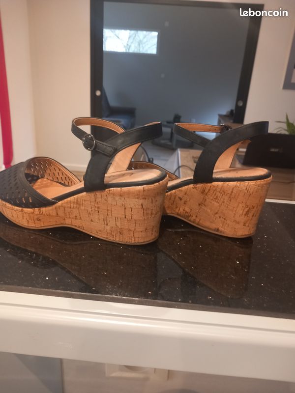 Une paire de chaussure (image 3)