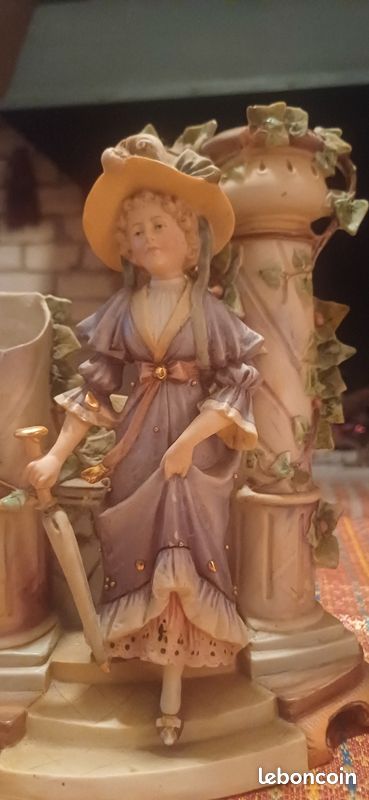 Paire de statues décoratives anciennes – Couple romantique avec colonnes – Style XIXᵉ (image 5)