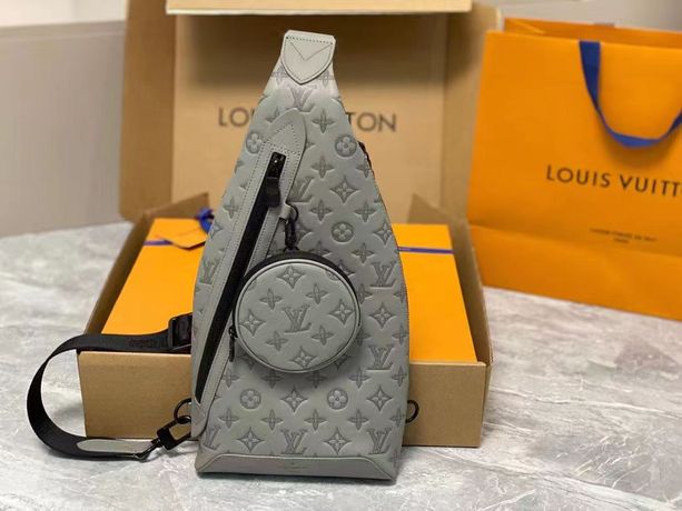 Fular Louis Vuitton d'occasion pour 150 EUR in Madrid sur WALLAPOP
