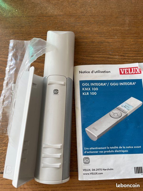 Systèmes de commande électriques VELUX pour fenêtres de toit et stores Systèmes de commande électriques VELUX pour fenêtres de toit et stores