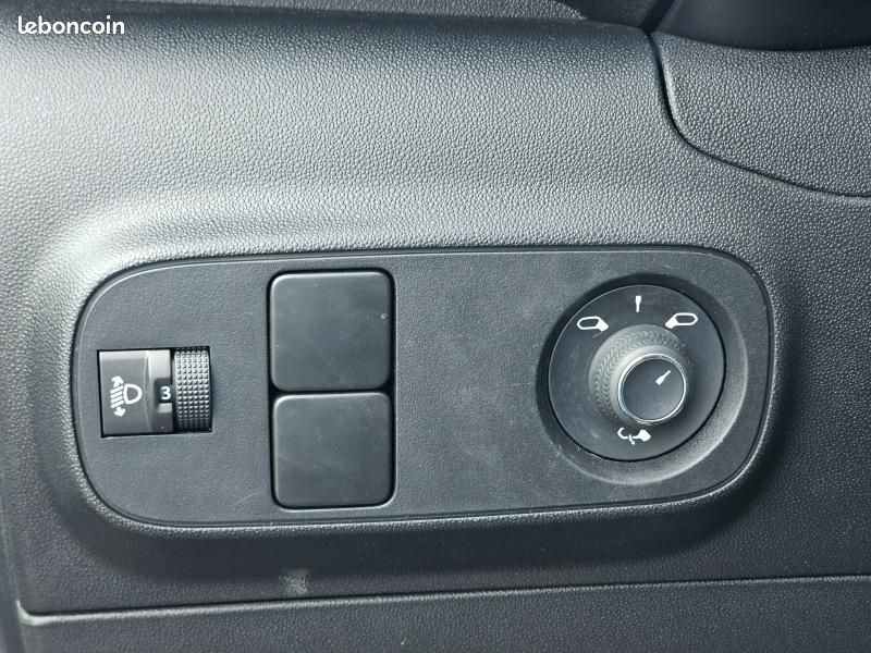 Citroen C3 1.5 BlueHDi 100 YOU / CLIMATISATION (image 17)