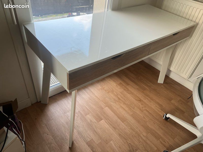 Bureau scandinave idéal pour 2/3 écrans (image 1)