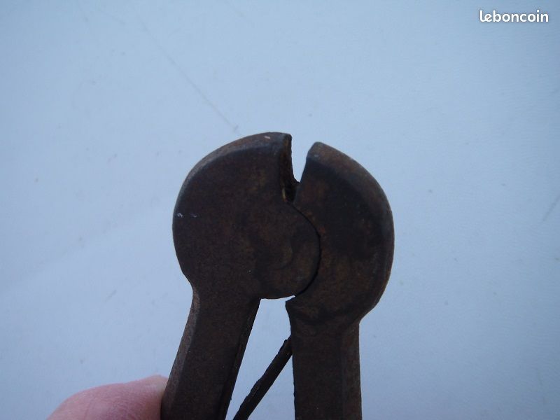 Petit étau à main ancien français Facom ~ Acier forgé vintage