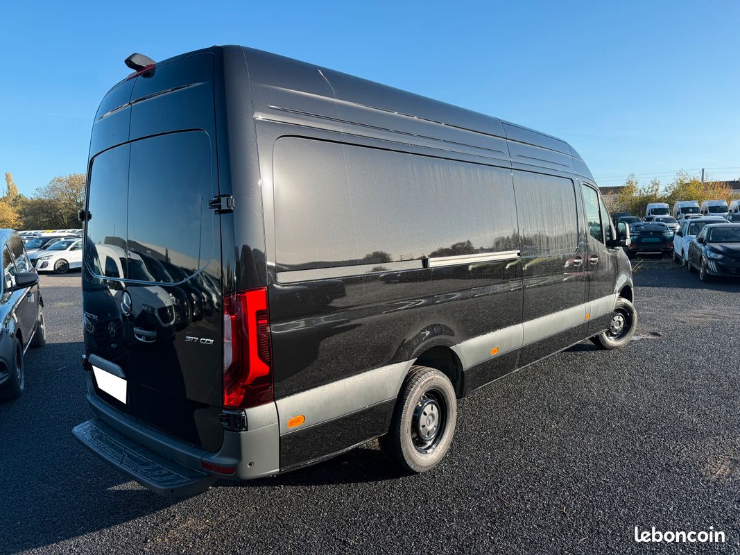47 990 HT Edition 30 ANS Mercedes SPRINTER 317 CDI 170 CH BVA9 L3H2 939 Euro(s)HT/MOIS (image 3)