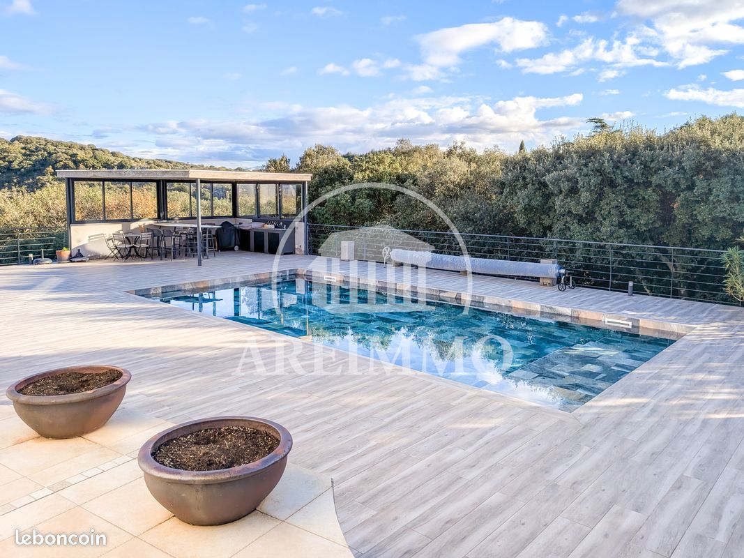 Maison 8 pièces 210 m² · à Saint-Martin-de-Londres · 210 m² · 970 000 €