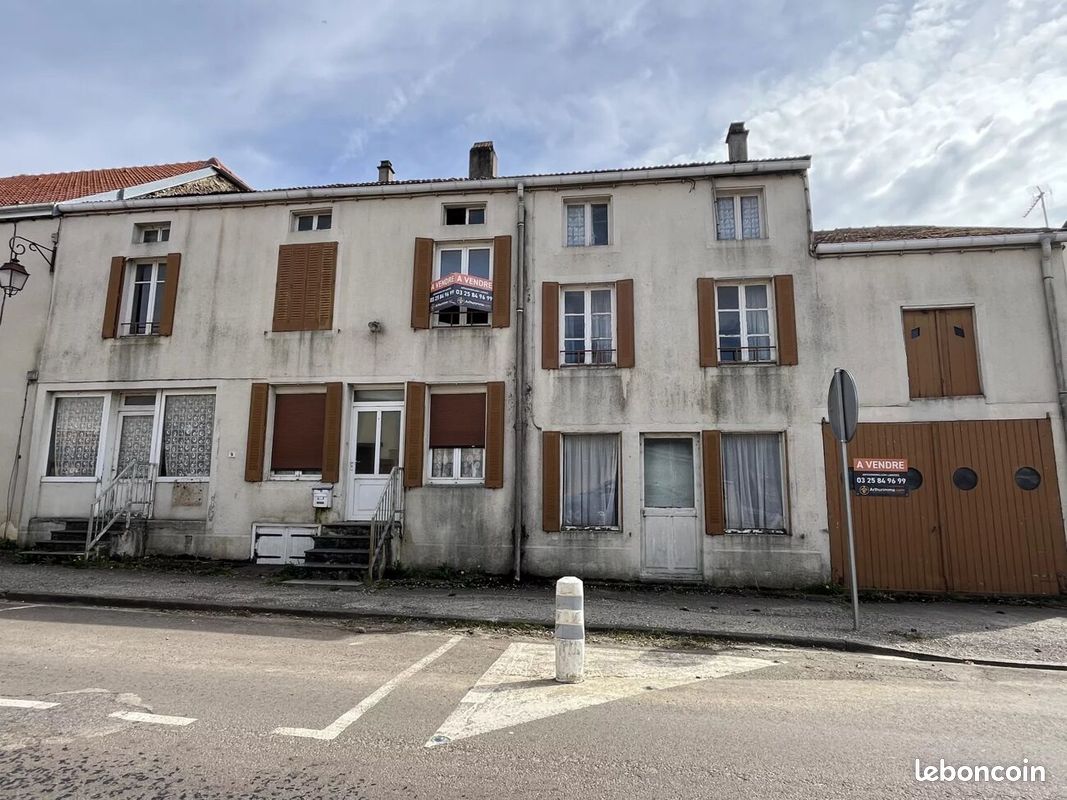 Maison 3 pièces 250 m² · à Neuilly-l'Évêque · 250 m² · 45 000 €