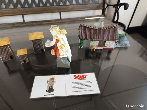 Le Village D'Astérix 2004 – Maquette Montée Sous Vitrine Acrylique 39x19x12, Plastoy
