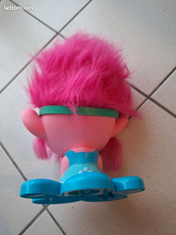 Promo Trolls World Tour Poppy Tête à Coiffer Multicolore Chez Auchan