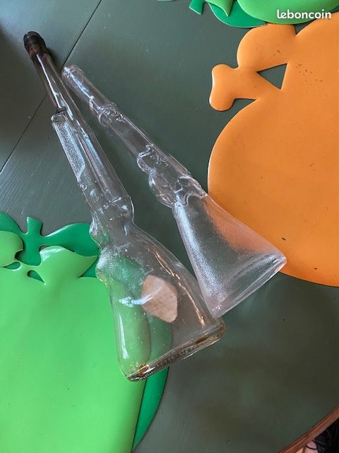 Lot vintage 2 grande bouteilles en verre : forme de fusil (image 1)
