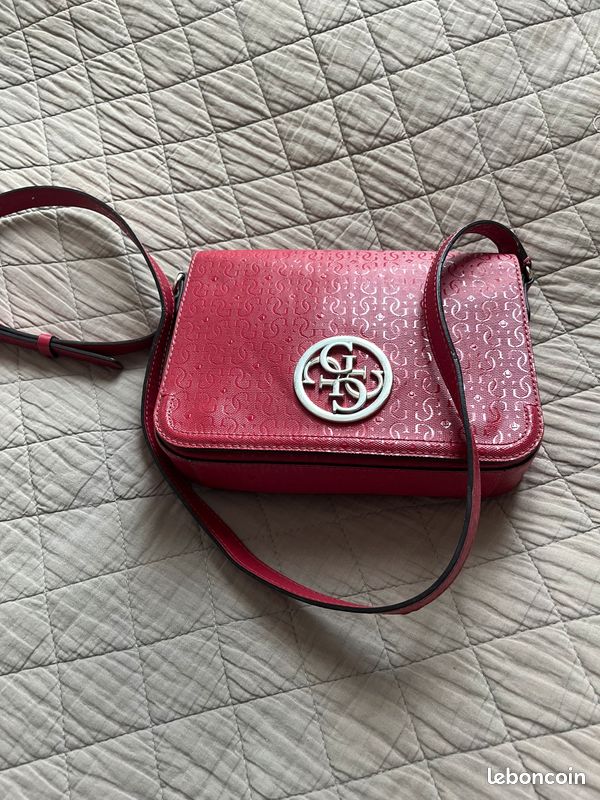 Magnifique sac à bandoulière GUESS rose framboise bordeaux très bon état (image 1)