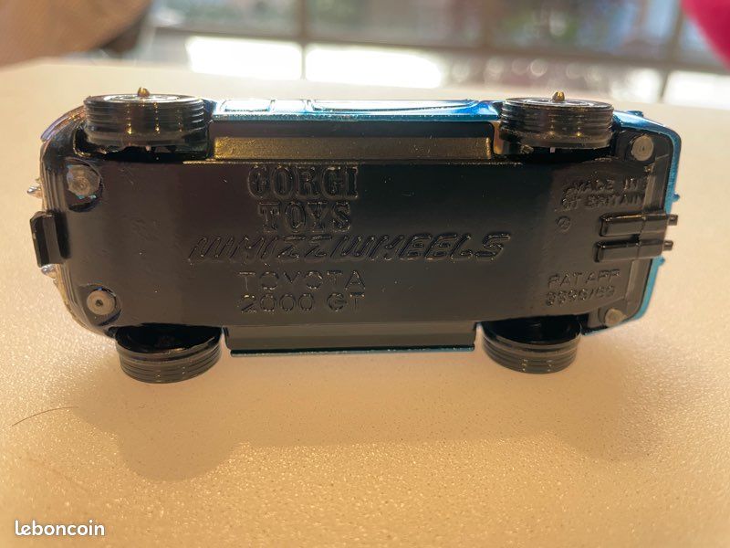 Voiture miniature Tomica Ebbro 1/43 Toyota 2000GT type ouvert avec phares ouv