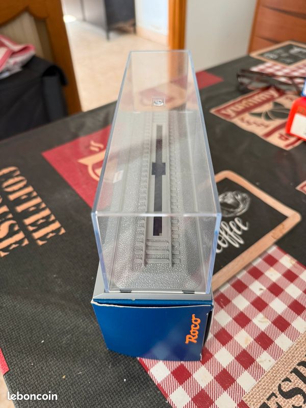 Vitrine pour collectionneur H0 Roco 40025 anti-poussière à fixer au mur de votre bureau