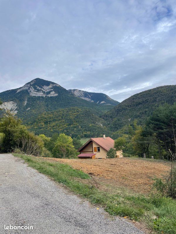 Terrain constructible 1050m2 avec permis purgé · à Saint-Julien-en-Beauchêne · 42 000 €