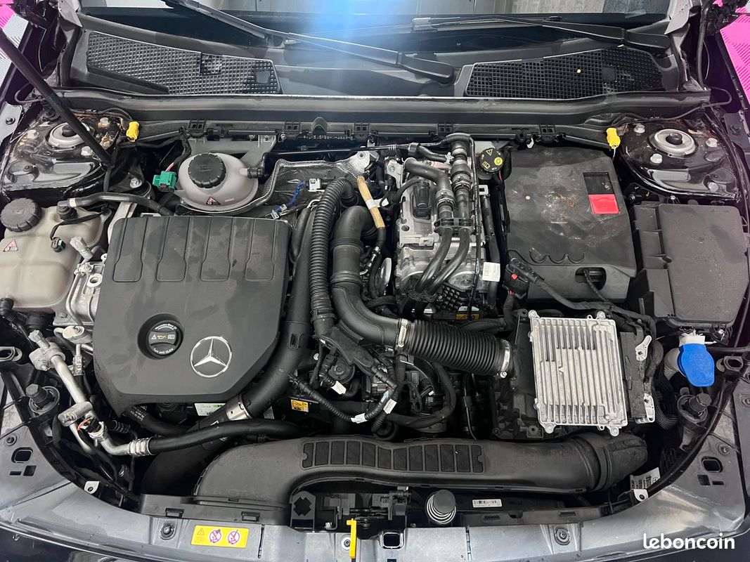 Mercedes-Benz CLASSE CLA 250e AMG Line - Suivi chez Mercedes - Full Options - Camera 360° - Carplay - Toit Ouvrant - Sieges avant Chauffants - Affichage tête haute (image 44)