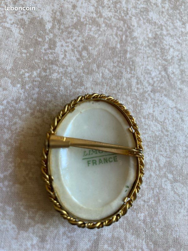 Broche Vintage Porcelaine De Limoges France - Ancienne En Cuivre Thème Femme