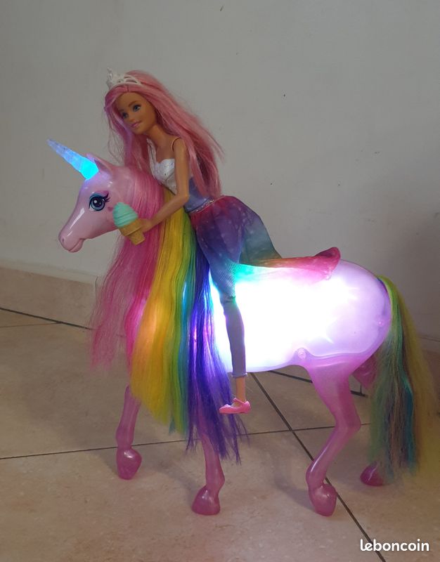 Barbie Dreamtopia Licorne Rose Lumières Magiques crinière Arc-en