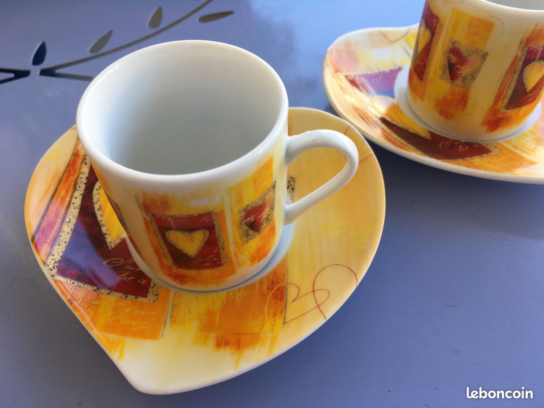 2 tasses à café avec soucoupe en forme de coeur (image 1)