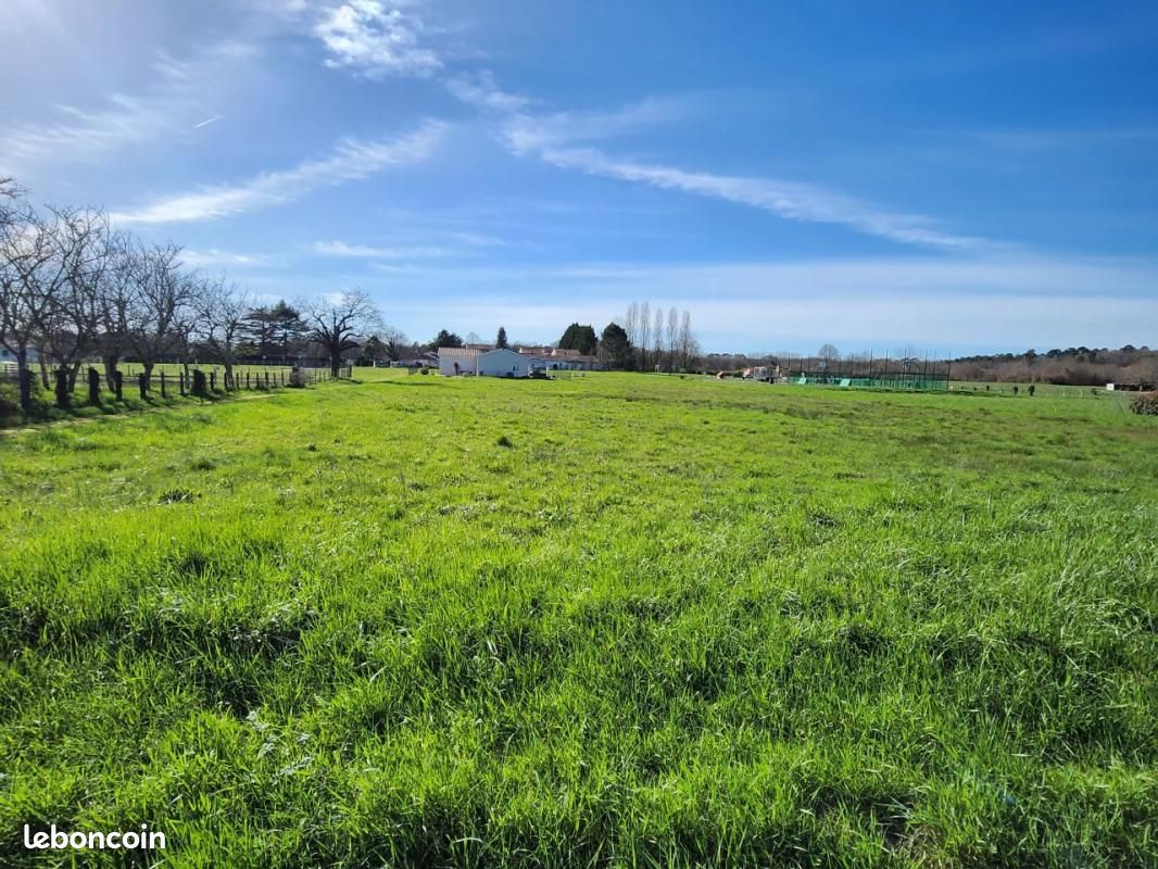 Terrain 1838 m² · à Saint-Front-de-Pradoux · 25 100 €