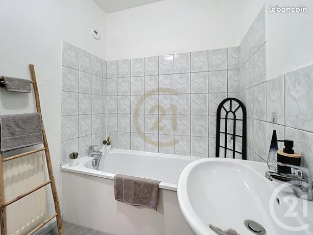 https://img.leboncoin.fr/api/v1/lbcpb1/images/c6/33/e9/c633e9774712ced0575f3c95b0b297afdde2d971.jpg?rule=ad-image