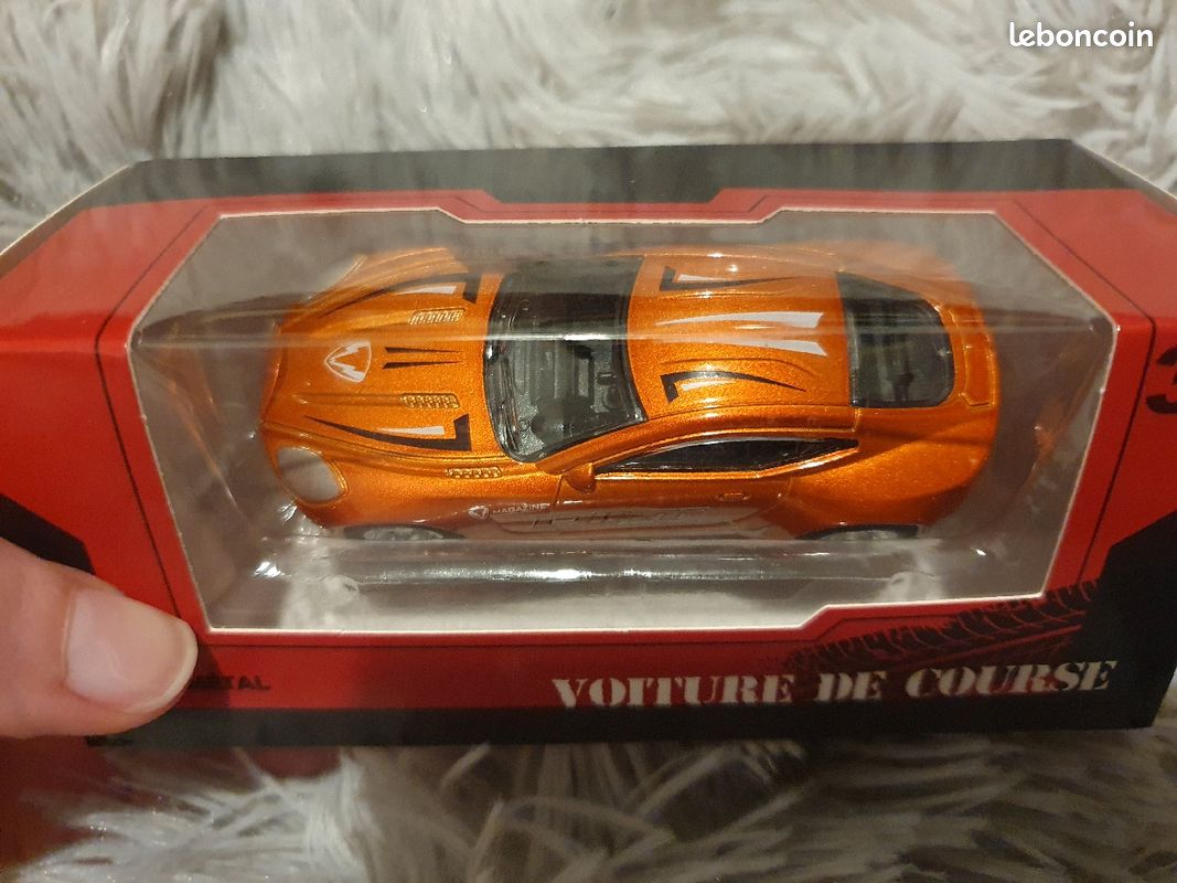Voiture de course en métal (image 8)
