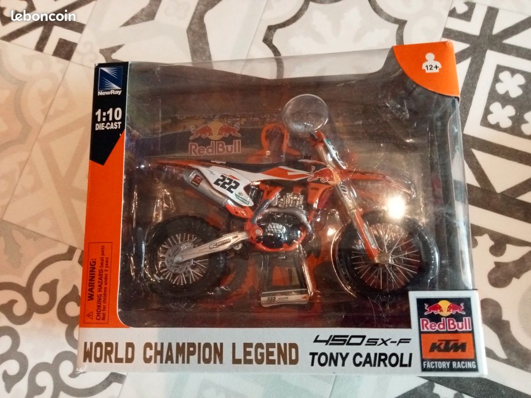 Miniature KTM 450 SX-F Newray – Échelle 1:6 – Réplique Officielle Factory Racing 2018 – T. Cairoli N°222
